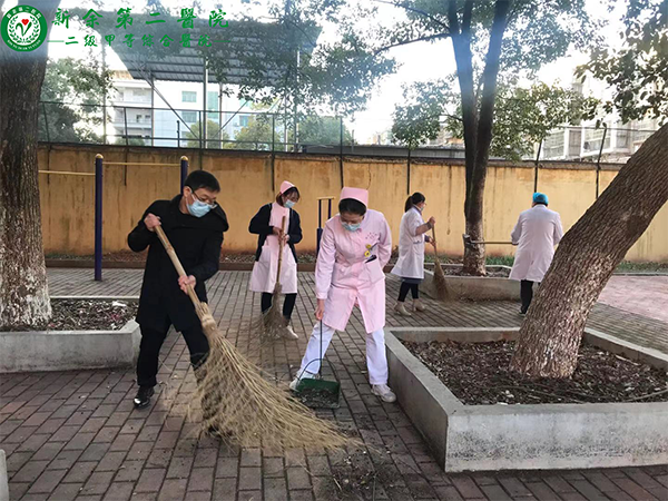 我院党支部开展清扫精神科户外康复场地志愿服务活动 我院党支部开展清扫精神科户外康复场地志愿服务活动